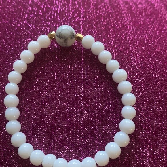 🔥3/$10 White beaded bracelet - Picture 2 of 2